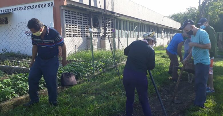 Impulsan labores de higienización trabajadores del sector de Educación