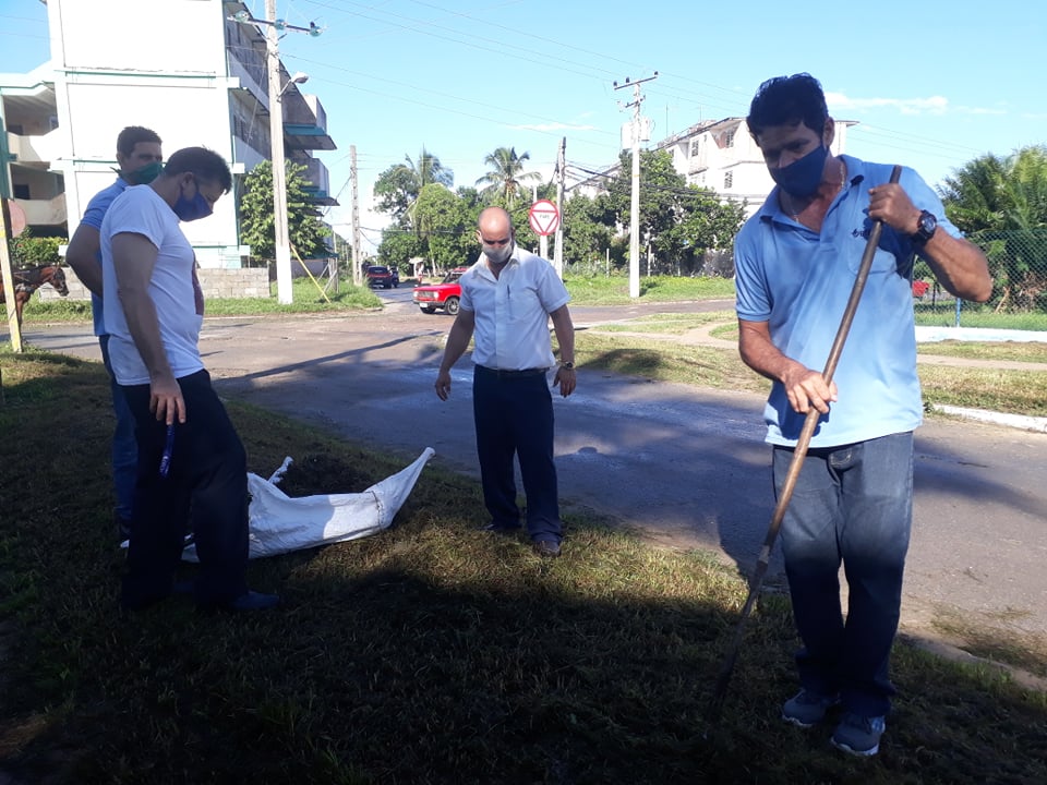 Apoyan labores de higienización trabajadores de ETECSA