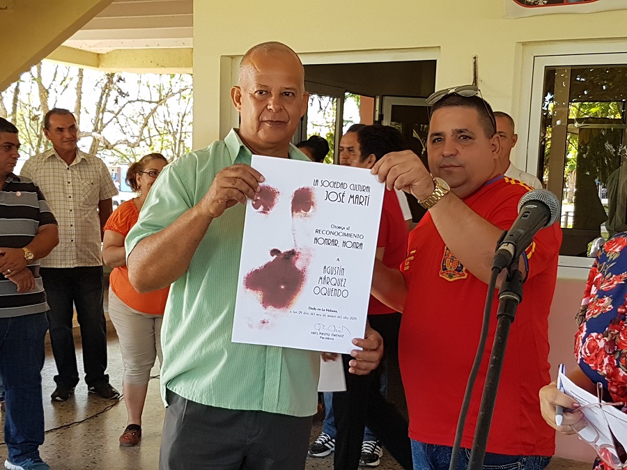 Dr Agustín Márquez Oquendo, (izquierda)recibe reconocimiento