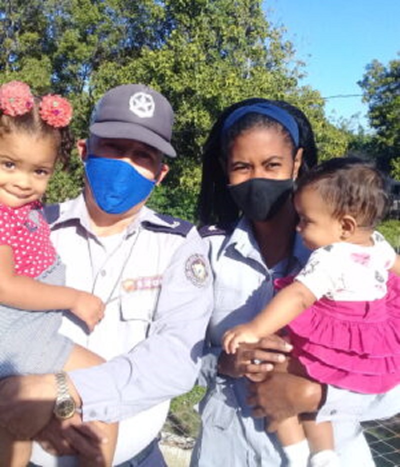 Mujeres y hombres comprometidos con la Policía Nacional Revolucionaria