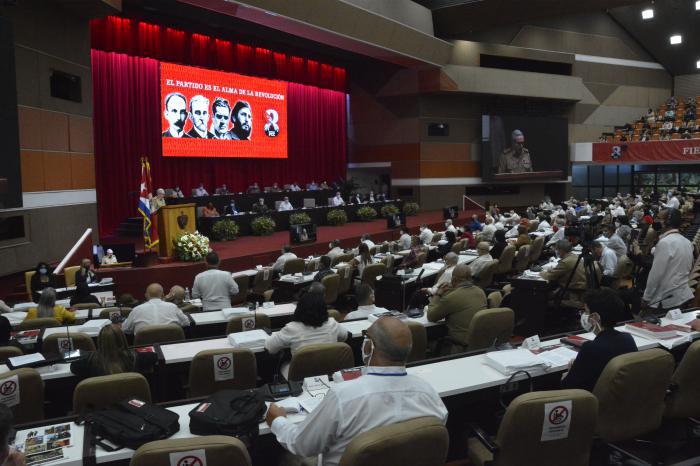 Aprobada la Resolución sobre el Informe Central al 8vo. Congreso del PCC