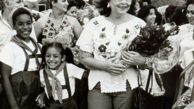 Mujer cubana con la luz ejemplar de Vilma Espín