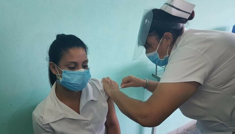 En esta jornada se está administrando la primera dosis del candidato vacunal Abdala. Foto: Dunia Chinea.