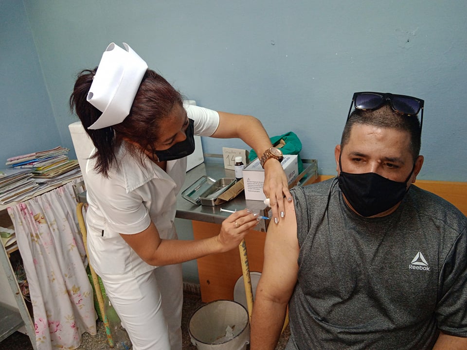 Aplicación de la primera dosis de Abdala en Sandino a paciente diabético