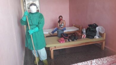 Yordán Labrador Osorio realiza la limpieza de una sala donde hay niños positivos a la COVID-19