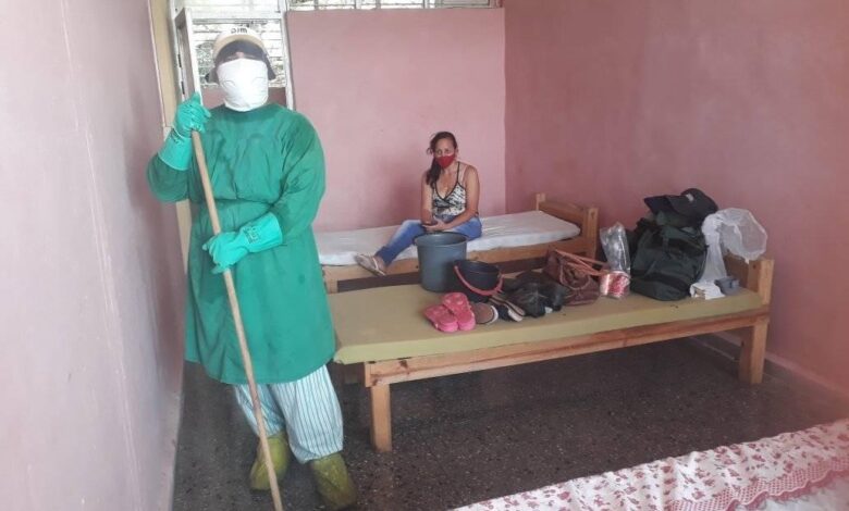 Yordán Labrador Osorio realiza la limpieza de una sala donde hay niños positivos a la COVID-19