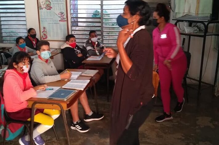 Saludan Jornada del Educador trabajadores y alumnos del centro escolar Jose Martí de Las Martinas