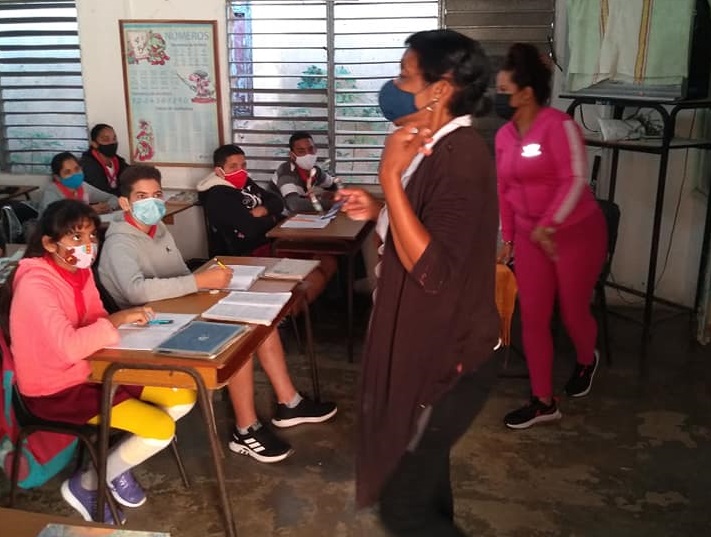 Saludan Jornada del Educador trabajadores y alumnos del centro escolar Jose Martí de Las Martinas