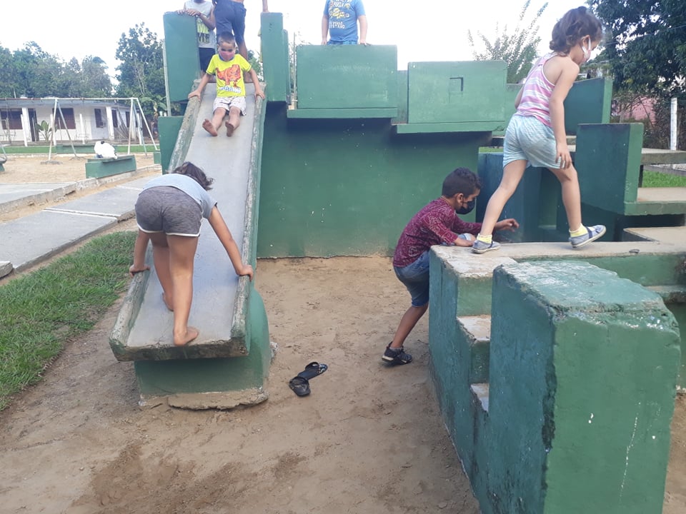 Divertimento eso y más en el Parque infantil de la zona P de Sandino