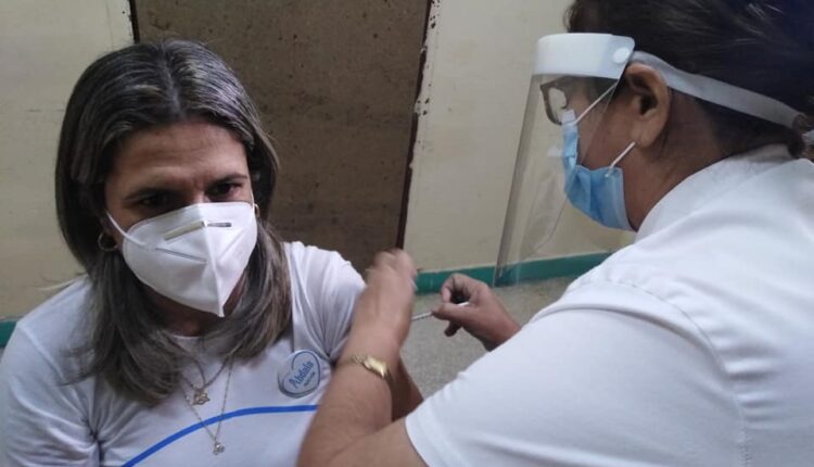 Inició en Pinar del Río vacunación a trabajadores de salud con dosis de refuerzo
