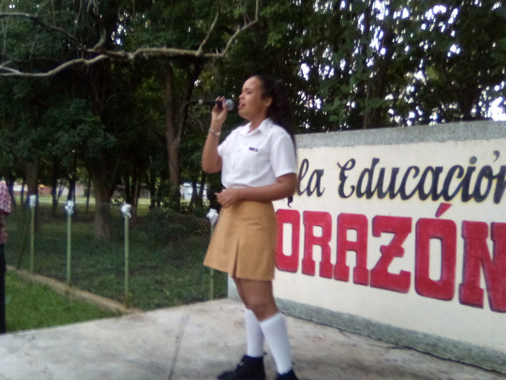 A las aulas estudiantes de Sandino 1