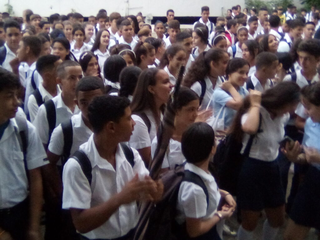 A las aulas estudiantes de Sandino