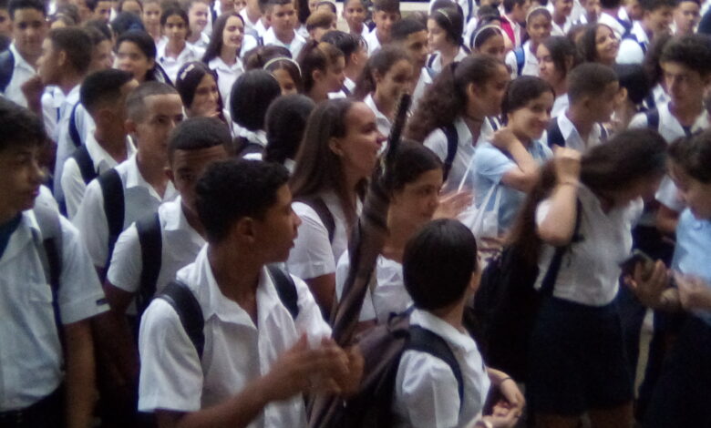 A las aulas estudiantes de Sandino