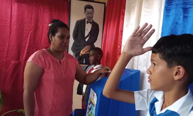 principales autoridades ejercen derecho al voto