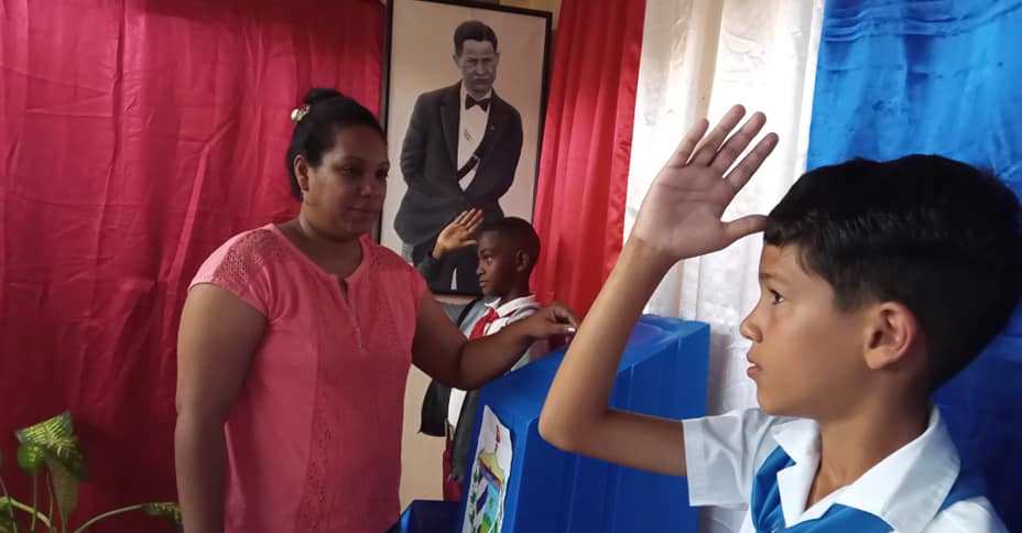 principales autoridades ejercen derecho al voto