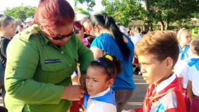 Reciben pañoleta azul alumnos de primer grado en Sandino