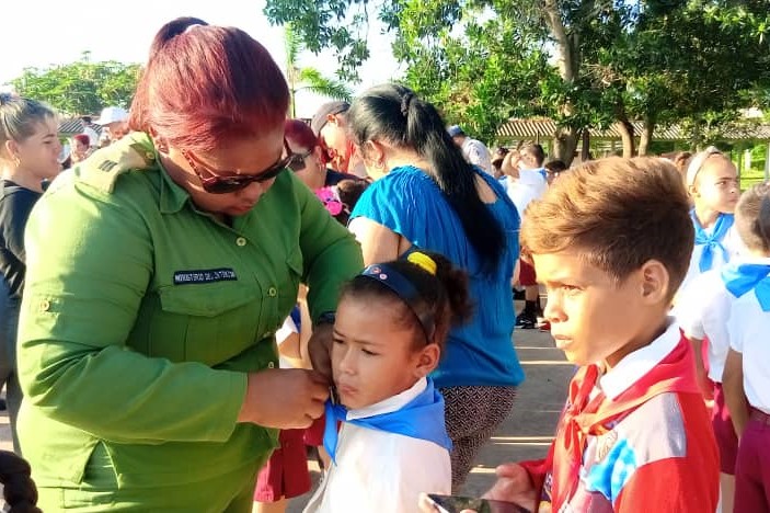 Reciben pañoleta azul alumnos de primer grado en Sandino