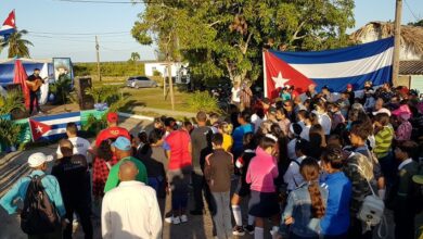 Mar de flores para Camilo Cienfuegos