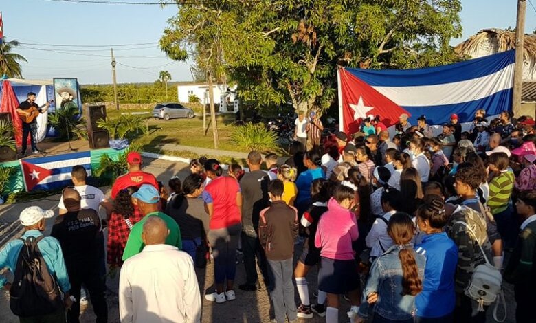 Mar de flores para Camilo Cienfuegos