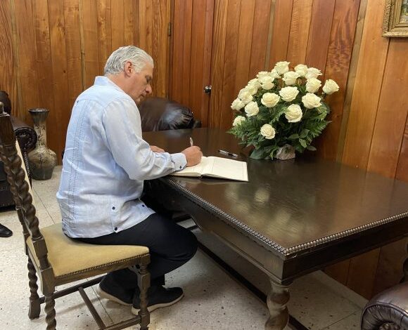 Díaz-Canel firma libro de condolencias por atentado en Rusia