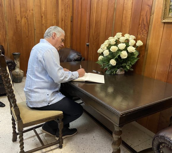 Díaz-Canel firma libro de condolencias por atentado en Rusia