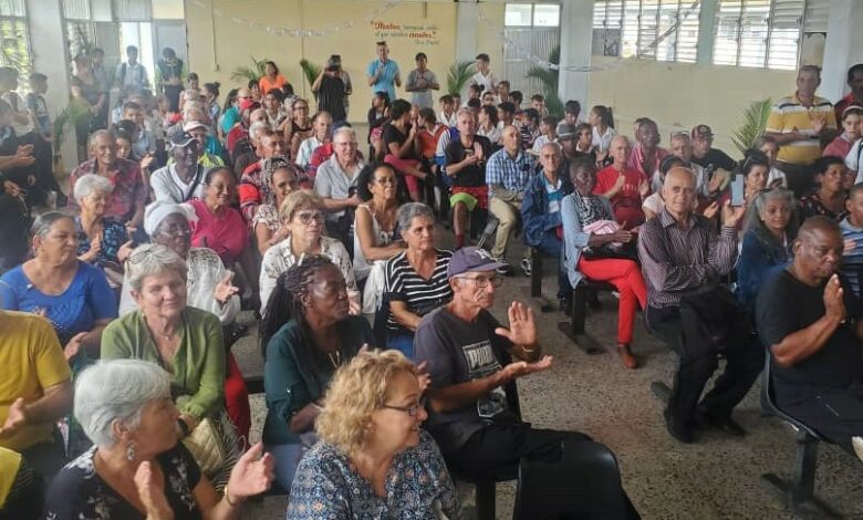 Realizan reencuentro de fundadores de la escuela Elena Fernández Castro