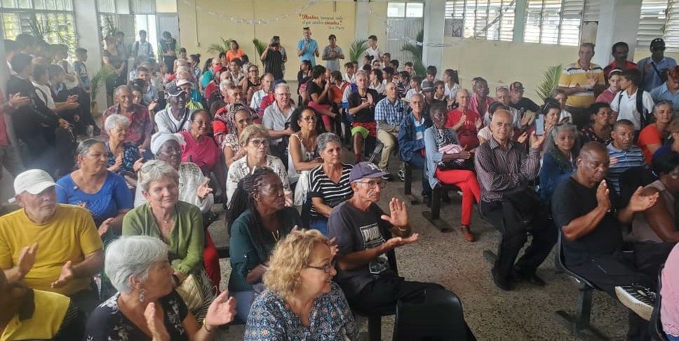 Realizan reencuentro de fundadores de la escuela Elena Fernández Castro