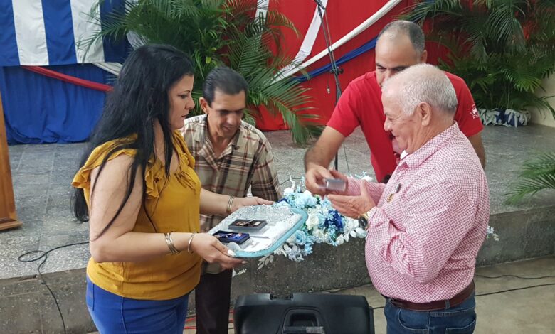 Condecoran en Sandino a cederistas con relevantes méritos CDR