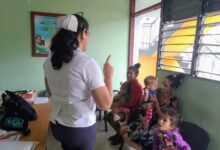 charla educativa sobre vacunación y lactancia materna exclusiva en El Vallecito