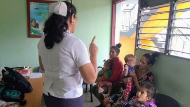 charla educativa sobre vacunación y lactancia materna exclusiva en El Vallecito