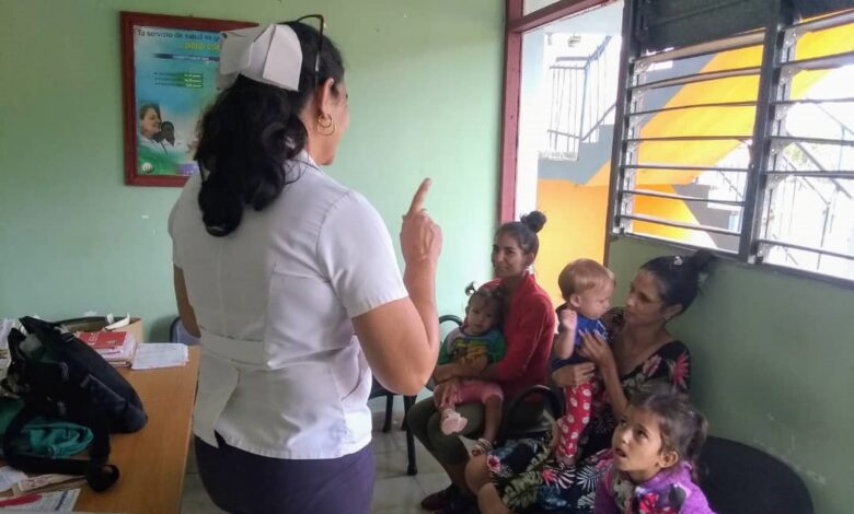 charla educativa sobre vacunación y lactancia materna exclusiva en El Vallecito