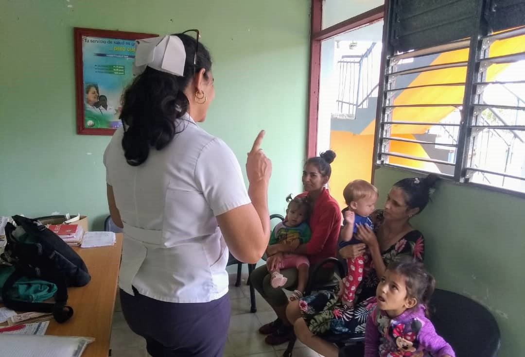 charla educativa sobre vacunación y lactancia materna exclusiva en El Vallecito