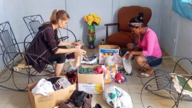 En un gesto de profunda solidaridad, el municipio de Sandino organizó una jornada de donaciones destinadas a las provincias orientales afectadas por el paso del huracán Melissa. Esta acción fue liderada por la Federación de Mujeres Cubanas (FMC), bajo la coordinación de su secretaria municipal, Yanira Salgado Martínez. Según declaraciones de Salgado Martínez, la iniciativa surgió de la voluntad colectiva de las federadas, quienes se movilizaron desde los barrios, centros laborales y organizaciones de base para reunir artículos de primera necesidad, ropa, alimentos secos, útiles escolares y productos de higiene. «Las mujeres de Sandino no solo cuidan, también sostienen. Esta valija solidaria es expresión de nuestro compromiso con la vida y la dignidad», afirmó. La jornada contó con el apoyo logístico de los Comités de Defensa de la Revolución (CDR), la Central de Trabajadores de Cuba (CTC) y la Dirección Municipal de Trabajo, quienes facilitaron el embalaje y traslado de los donativos. También se sumaron jóvenes voluntarias en un ejemplo de articulación comunitaria. La dirigente femenina destacó que esta acción no es aislada, sino parte de una cultura de solidaridad que la FMC promueve desde hace décadas. «Cada vez que una familia cubana sufre, las mujeres de Sandino responden. No enviamos solo objetos, enviamos afecto, esperanza y memoria compartida», expresó. Esta valija solidaria reafirma el papel de las mujeres como columna vertebral de la resiliencia comunitaria, y convierte la acción cotidiana en testimonio ético de país.
