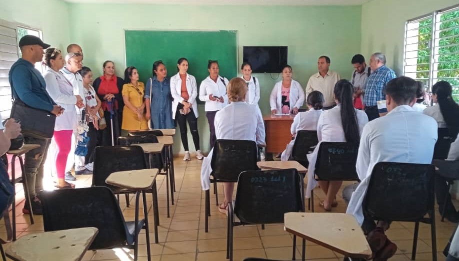 reciben graduados demedicina policlínico Ernesto Guevara sandino