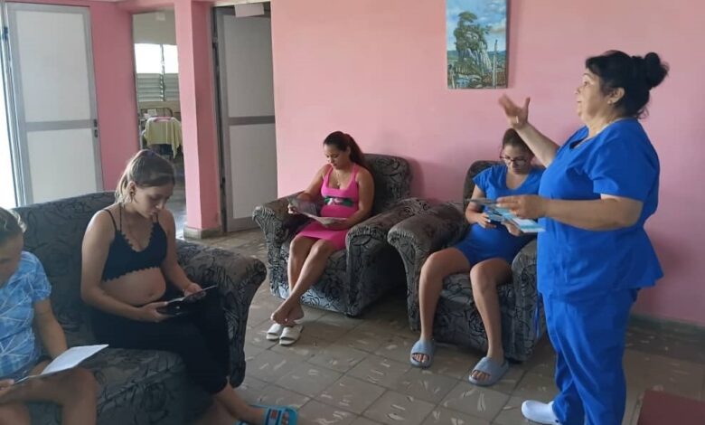 Federación de Mujeres Cubanas visita a gestantes del hogar materno en Sandino
